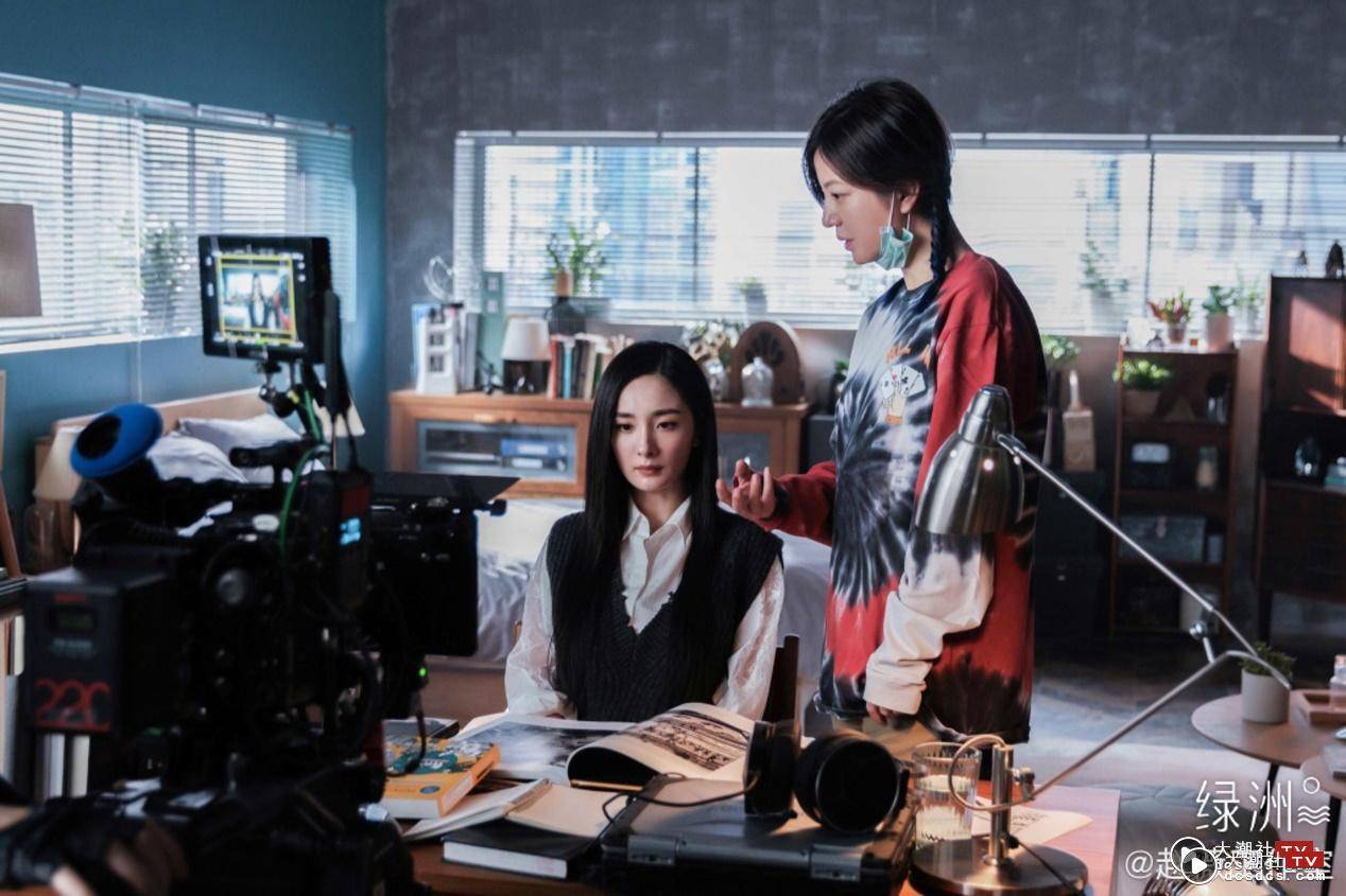 杨幂在《听见她说》系列短片中出演《完美女孩》由赵薇执导。 （微博@赵薇工作室）